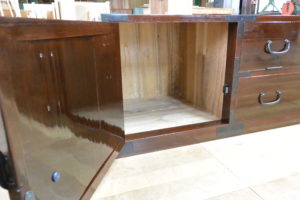 時代箪笥をカシュ―塗の横長リビングボードに再生
