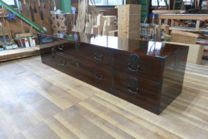 時代箪笥をカシュ―塗の横長リビングボードに再生