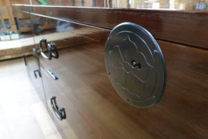 時代箪笥をカシュ―塗の横長リビングボードに再生