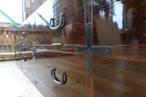 時代箪笥をカシュ―塗の横長リビングボードに再生