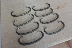 三つ重ねの桐箪笥から小引出しに再生し、取っ手もハンドルに再生