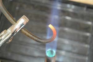 三つ重ねの桐箪笥から小引出しに再生し、取っ手もハンドルに再生