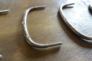 三つ重ねの桐箪笥から小引出しに再生し、取っ手もハンドルに再生