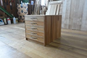 三つ重ねの桐箪笥から小引出しに再生し、取っ手もハンドルに再生