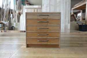 三つ重ねの桐箪笥から小引出しに再生し、取っ手もハンドルに再生