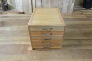 三つ重ねの桐箪笥から小引出しに再生し、取っ手もハンドルに再生