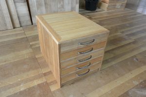 三つ重ねの桐箪笥から小引出しに再生し、取っ手もハンドルに再生