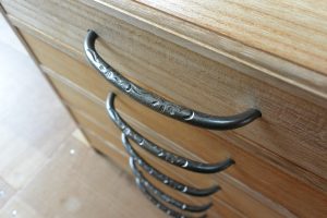 三つ重ねの桐箪笥から小引出しに再生し、取っ手もハンドルに再生