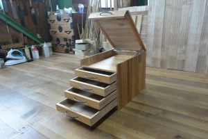 三つ重ねの桐箪笥から小引出しに再生し、取っ手もハンドルに再生