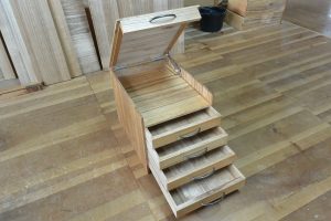 三つ重ねの桐箪笥から小引出しに再生し、取っ手もハンドルに再生