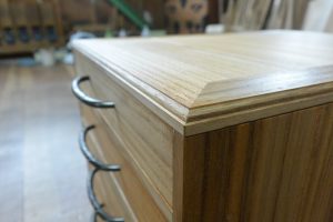 三つ重ねの桐箪笥から小引出しに再生し、取っ手もハンドルに再生