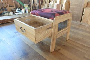 桐箪笥からスツールに再生