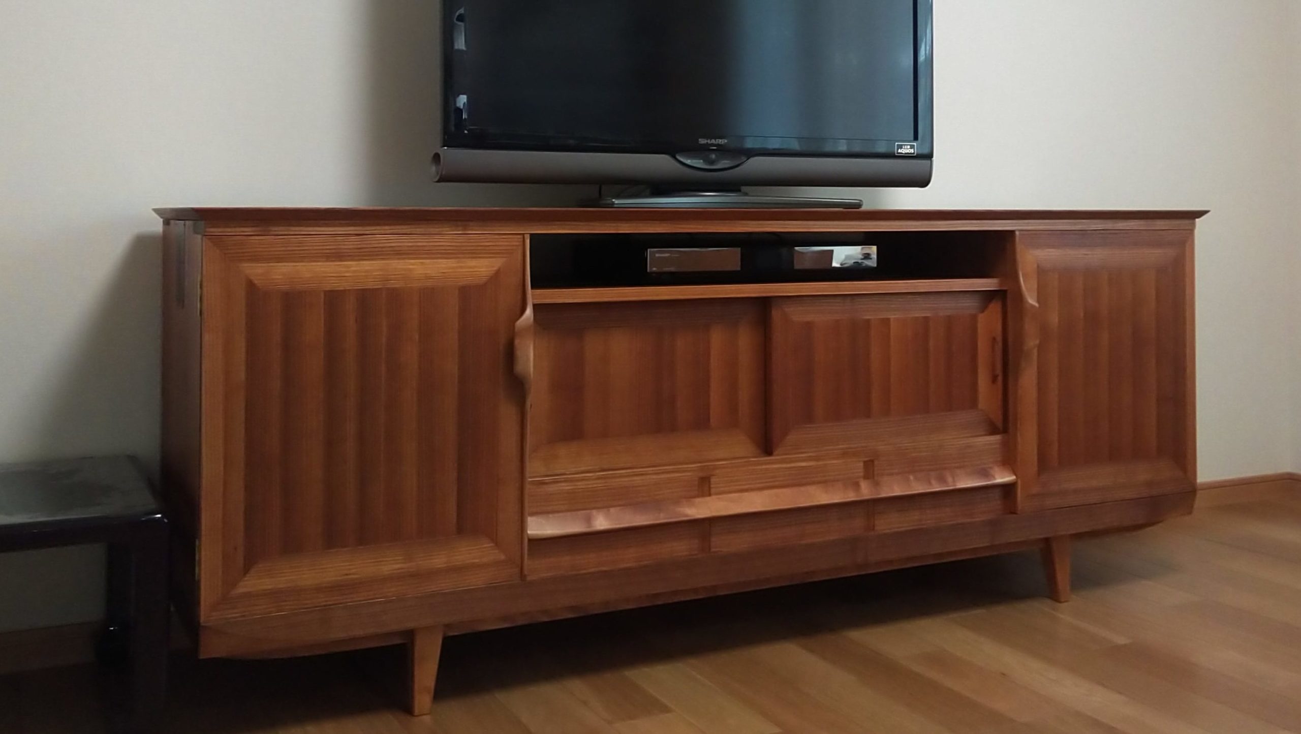 桐たんすから北欧ビンテージ調のテレビボードとベッドサイドテーブルを作製