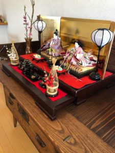 変形すると飾棚が現れる時代箪笥に改造