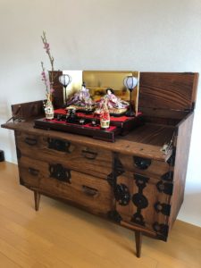 変形すると飾棚が現れる時代箪笥に改造