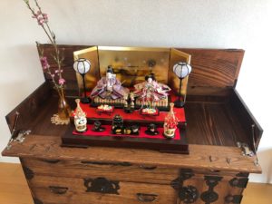 変形すると飾棚が現れる時代箪笥に改造