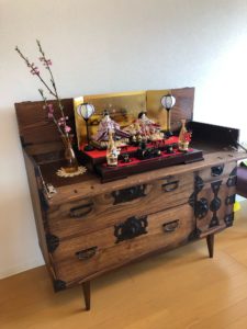 変形すると飾棚が現れる時代箪笥に改造