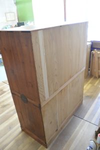 三つ重ね整理箪笥の中台と下台のみで二つ重ねにまとめるアレンジ。裏板の補修跡が分かります。