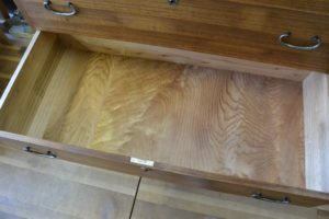 再生後の引出しの内部。杉の木目が綺麗。