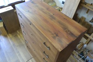 三つ重ね整理箪笥の中台と下台のみで二つ重ねにまとめるアレンジの上面図。節も味です。