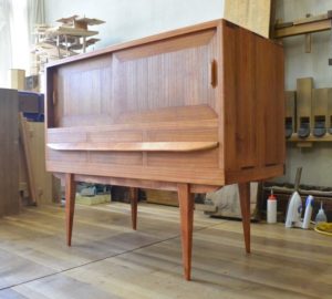 三つ重ね整理箪笥の上台が北欧ビンテージ調チェストにアレンジ