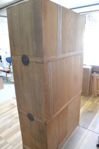 三つ重ね整理箪笥の背面図　裏板割れ有り