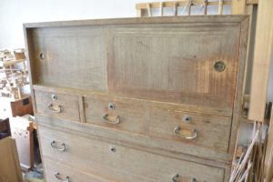 再生前の総桐整理箪笥の上台