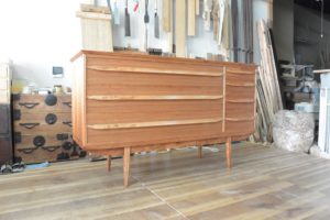 三つ重ね総桐たんすを北欧ビンテージ調のリビングボードとカップボードに再生