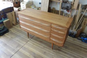 三つ重ね総桐たんすを北欧ビンテージ調のリビングボードとカップボードに再生