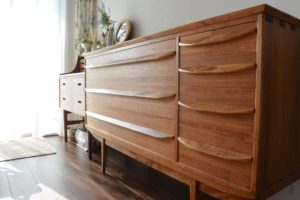 三つ重ね総桐たんすを北欧ビンテージ調のリビングボードとカップボードに再生