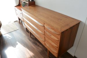 三つ重ね総桐たんすを北欧ビンテージ調のリビングボードとカップボードに再生