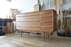 三つ重ね総桐たんすを北欧ビンテージ調のリビングボードとカップボードに再生