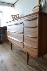 三つ重ね総桐たんすを北欧ビンテージ調のリビングボードとカップボードに再生