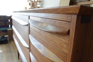 三つ重ね総桐たんすを北欧ビンテージ調のリビングボードとカップボードに再生