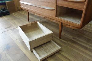 三つ重ね総桐たんすを北欧ビンテージ調のリビングボードとカップボードに再生