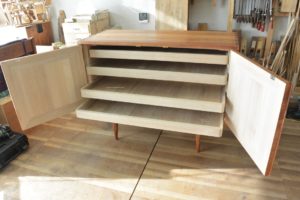 三つ重ね総桐たんすを北欧ビンテージ調のリビングボードとカップボードに再生