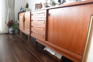 三つ重ね総桐たんすを北欧ビンテージ調のリビングボードとカップボードに再生