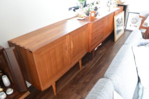 三つ重ね総桐たんすを北欧ビンテージ調のリビングボードとカップボードに再生