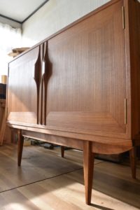 三つ重ね総桐たんすを北欧ビンテージ調のリビングボードとカップボードに再生