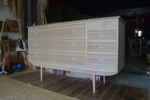 三つ重ね総桐たんすを北欧ビンテージ調のリビングボードとカップボードに再生