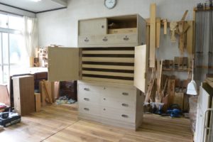 三つ重ね総桐たんすを北欧ビンテージ調のリビングボードとカップボードに再生