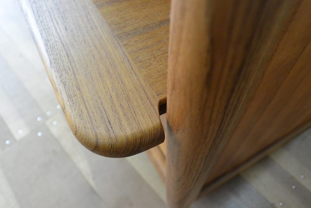 三つ重ね総桐たんすを北欧ビンテージ調のソファとテーブルに再生
