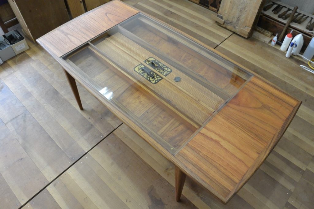 三つ重ね総桐たんすを北欧ビンテージ調のソファとテーブルに再生