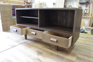 三つ重ね整理箪笥から北欧ビンテージ調チェスト二竿とTVボードに改造