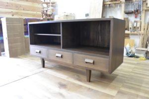 三つ重ね整理箪笥から北欧ビンテージ調チェスト二竿とTVボードに改造