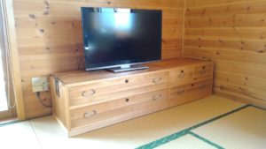 下三中洋の総桐箪笥をローテレビボードに改造
