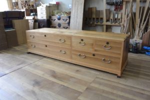 下三中洋の総桐箪笥をローテレビボードに改造