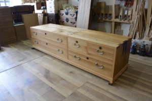 下三中洋の総桐箪笥をローテレビボードに改造
