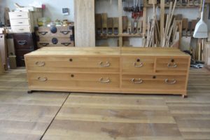 下三中洋の総桐箪笥をローテレビボードに改造