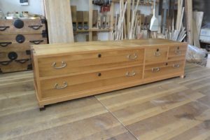 下三中洋の総桐箪笥をローテレビボードに改造
